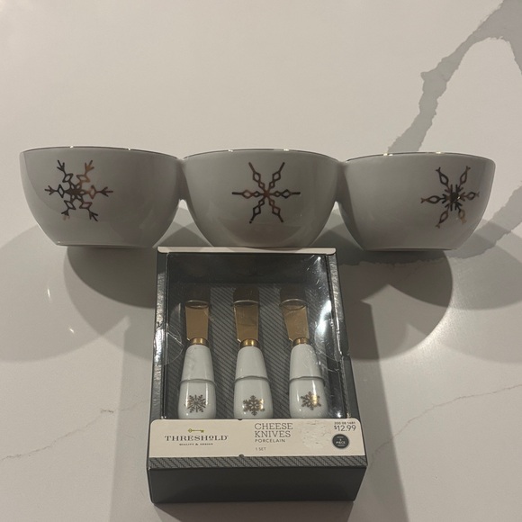 Threshold…White & Gold Snowflake Design..3 Portion Dish & Cheese Spreader Set - Picture 1 of 7